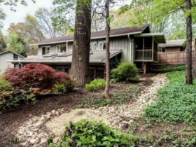 This Week's Find: Brady Bunch-Style on MacArthur Boulevard