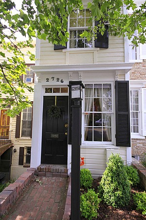 DC's Narrowest House Gets Dressed Up For Christmas: Figure 1