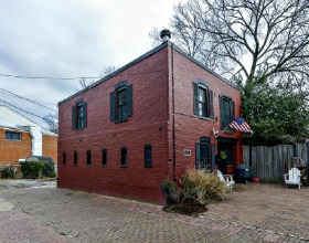 This Week's Find: A Former Carriage House on the Hill