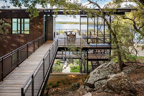 A Blue Lake Retreat Built into a Texas Hillside: Figure 5