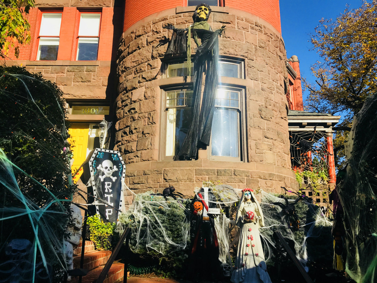 where to buy best halloween decorations