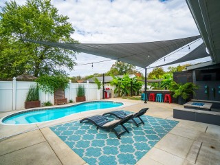 Under Contract: 11 Offers For an Entertainer’s Backyard