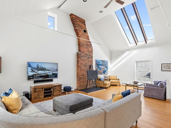 Best New Listings: A Tobacco Warehouse, A Metro Center Loft, A Sunny Cottage