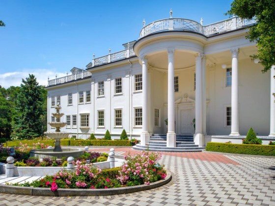 A White House Replica in California Sells For $23 Million