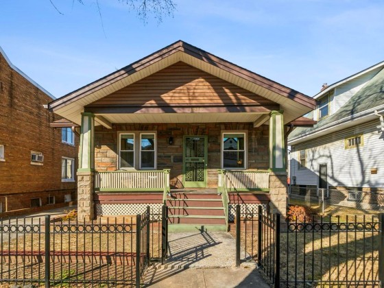 Under Contract: A Week For A Couple Of Three-Bedrooms